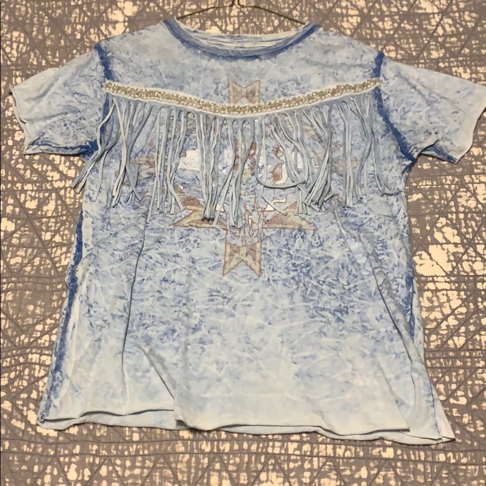 Tie dye top. Pearls and fringe.